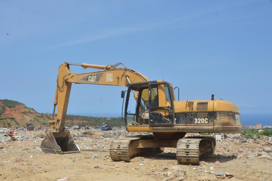 Botan 30 mil kilos de harina de trigo en vertedero del estado Vargas y vecinos la venden