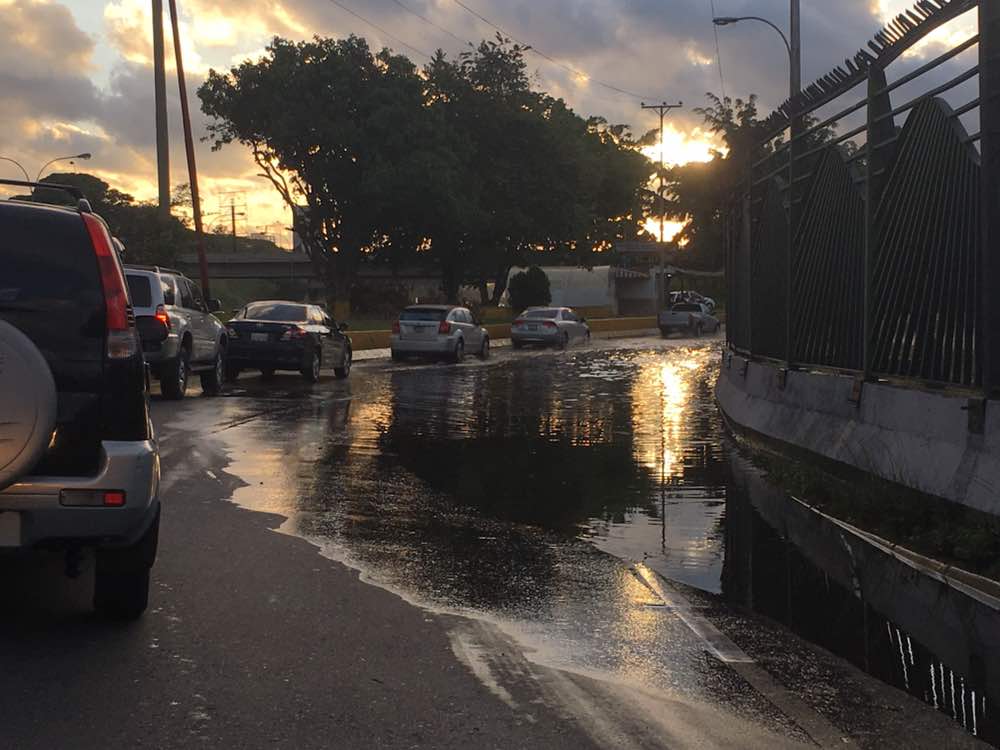 Laguna causa fuerte retraso en el distribuidor Altamira #16Oct