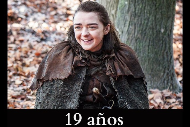 Arya Stark: Este personaje es interpretado por la actriz Maisie Williams. En los libros la conocemos cuando tiene 9 años, y aunque en la serie ya tendría unos 14 o 15, en realidad, Maisi tiene 19 años.