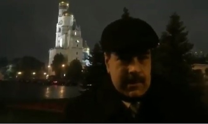 ¡Solo y a oscuras! Maduro sale furtivo del Kremlin (Video)