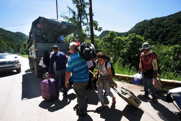 La alternativa del trasbordo es aplicada por todas las personas que por necesidad deben pasar por El Zig-Zag. (Foto/Gustavo Delgado)