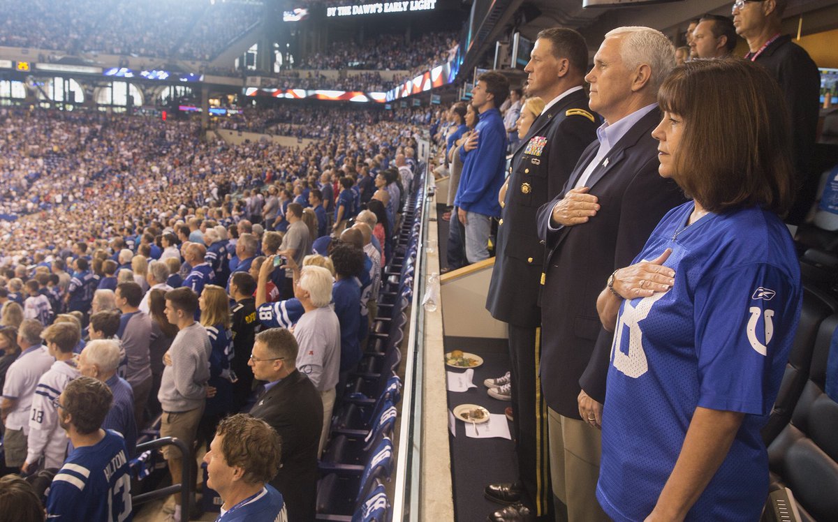 Pence abandona partido de NFL después que jugadores se arrodillaron durante el himno