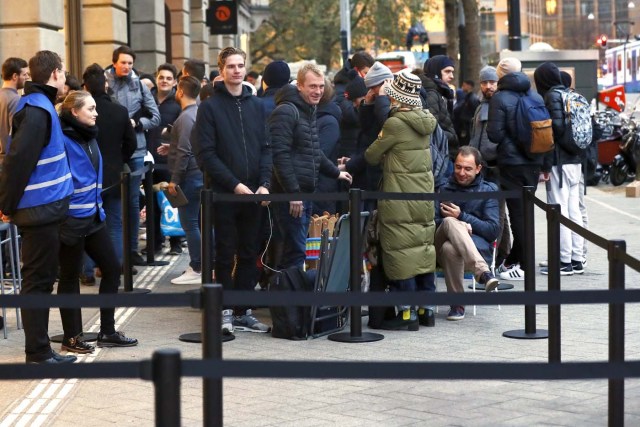 Customers queue outside an Apple store during the launch of the new iPhone X in Amsterdam on November 3, 2017. / AFP PHOTO / ANP / Koen van Weel / Netherlands OUT