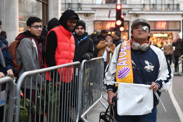 People queue outside Apple's Regent Street store in central London on November 3, 2017 waiting for the store to open on the say of the launch of the Apple iPhone X. Apple's flagship iPhone X hit stores on November 3, as the world's most valuable company predicted bumper sales despite the handset's eye-watering price tag and celebrated a surge in profits. The device features facial recognition, cordless charging and an edge-to-edge screen made of organic light-emitting diodes used in high-end televisions. It marks the 10th anniversary of the first iPhone release and is released in about 50 markets around the world. / AFP PHOTO / Chris J Ratcliffe