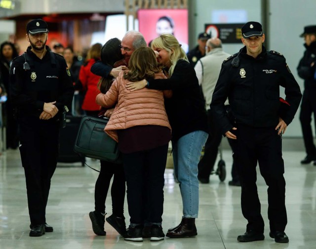 The mayor of Caracas, Antonio Ledezma (C) is greeted by his family upon his arrival to the Barajas Airport on November 18, 2017 in Madrid. Ledezma arrived from Bogota to Spain on November 18 after escaping house arrest in the Venezuelan capital, after having been accused of conspiracy against the government of Nicolas Maduro. / AFP PHOTO / OSCAR DEL POZO