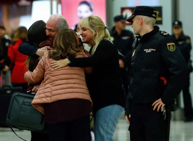 The mayor of Caracas, Antonio Ledezma (2-L) is greeted by his family upon his arrival to the Barajas Airport on November 18, 2017 in Madrid. Ledezma arrived from Bogota to Spain on November 18 after escaping house arrest in the Venezuelan capital, after having been accused of conspiracy against the government of Nicolas Maduro. / AFP PHOTO / OSCAR DEL POZO