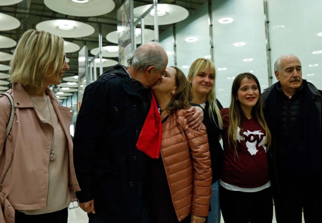 The mayor of Caracas, Antonio Ledezma (2-L) kisses his wife Mitzy Capriles (C) upon his arrival to the Barajas Airport on November 18, 2017 in Madrid. Ledezma arrived from Bogota to Spain on November 18 after escaping house arrest in the Venezuelan capital, after having been accused of conspiracy against the government of Nicolas Maduro. / AFP PHOTO / OSCAR DEL POZO