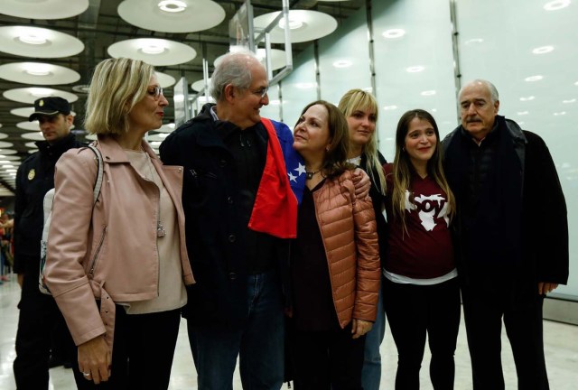 The mayor of Caracas, Antonio Ledezma (2-L) is greet by family members upon his arrival to the Barajas Airport on November 18, 2017 in Madrid. Ledezma arrived from Bogota to Spain on November 18 after escaping house arrest in the Venezuelan capital, after having been accused of conspiracy against the government of Nicolas Maduro. / AFP PHOTO / OSCAR DEL POZO