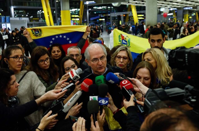 The mayor of Caracas, Antonio Ledezma (C) speaks to journalists upon his arrival to the Barajas Airport on November 18, 2017 in Madrid. Ledezma arrived from Bogota to Spain on November 18 after escaping house arrest in the Venezuelan capital, after having been accused of conspiracy against the government of Nicolas Maduro. / AFP PHOTO / OSCAR DEL POZO