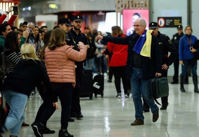 The mayor of Caracas, Antonio Ledezma (R) is greet by family members upon his arrival to the Barajas Airport on November 18, 2017 in Madrid. Ledezma arrived from Bogota to Spain on November 18 after escaping house arrest in the Venezuelan capital, after having been accused of conspiracy against the government of Nicolas Maduro. / AFP PHOTO / OSCAR DEL POZO