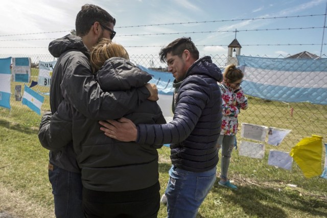 Los familiares del miembro de la tripulación Damian Tagliapietra expresan su dolor fuera de la base naval de Argentina en Mar del Plata, en la costa atlántica al sur de Buenos Aires, el 24 de noviembre de 2017. La armada argentina confirmó el jueves que un ruido inusual en el Atlántico cerca de la última posición conocida de un submarino desaparecido parecía ser una explosión, desvaneciendo las últimas esperanzas de encontrar vivos a los 44 miembros de la tripulación. Los familiares de los marineros desaparecidos reaccionaron con pesar e ira ante las noticias después de tener esperanzas ya que el submarino estaba retrasado en su base de Mar del Plata el 17 de noviembre, dos días después de la explosión. / AFP PHOTO / EITAN ABRAMOVICH