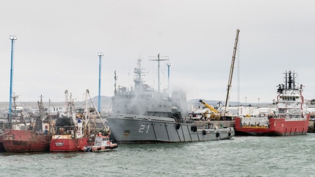 Se ve a la Armada argentina Puerto Argentino antes de abandonar el puerto para participar en la búsqueda del submarino desaparecido ARA San Juan, en Comodoro Rivadavia, Chubut, Argentina, el 24 de noviembre de 2017. El presidente Mauricio Macri ordenó el viernes una investigación para "conocer la verdad" sobre lo sucedido con el submarino desaparecido de Argentina, el San Juan, que desapareció con la pérdida de sus 44 tripulantes. / AFP PHOTO / PABLO VILLAGRA