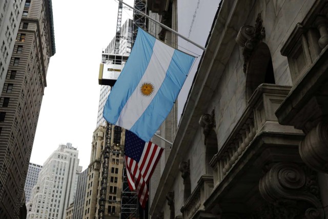 Una bandera de Argentina y EE. UU. Vuela a media asta fuera de la Bolsa de Nueva York en Nueva York, EE.UU., 1 de noviembre de 2017. REUTERS / Lucas Jackson 