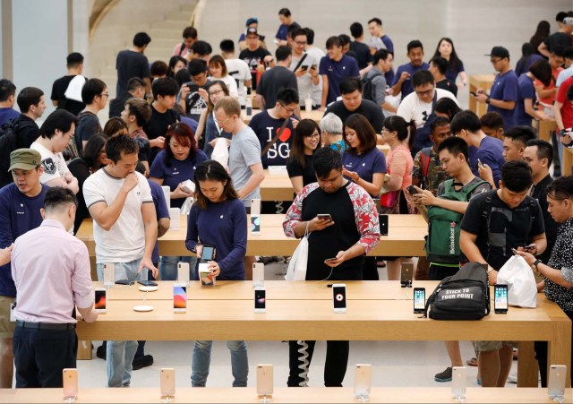 People look at iPhone X during its launch at the Apple store in Singapore November 3, 2017. REUTERS/Edgar Su