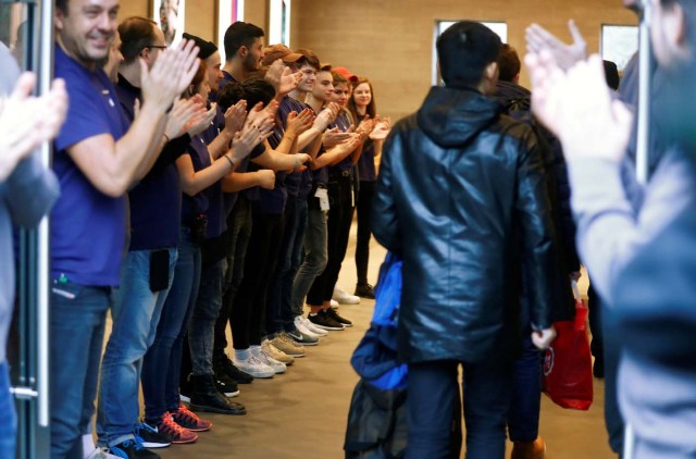 Apple staff cheer as the first customers for iPhone X enter the Apple Store in Berlin, Germany, November 3, 2017. REUTERS/Hannibal Hanschke