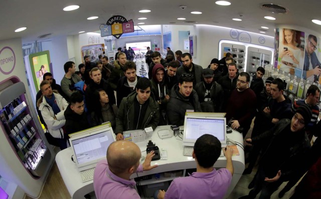 Customers wait to buy Apple's new iPhone X before its launch at a cell phone store in central Moscow, Russia November 3, 2017. REUTERS/Tatyana Makeyeva