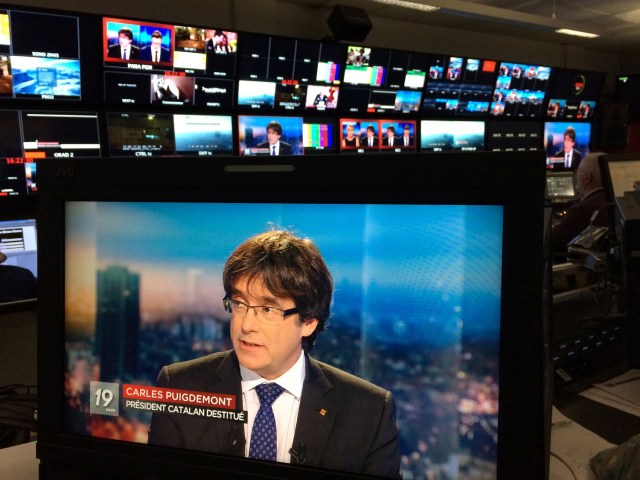 Depuesto presidente catalán Carles Puigdemont aparece en un monitor durante una entrevista en televisión en una pantalla en un bar de Bruselas, Bélgica, 3 de noviembre de 2017. REUTERS/Eric Vidal.