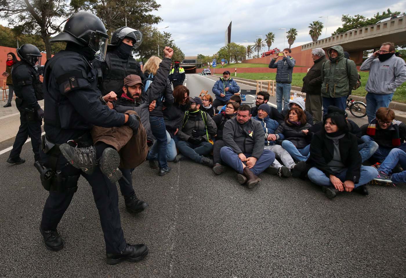 Independentistas catalanes realizan trancazo para pedir liberación de “presos políticos”