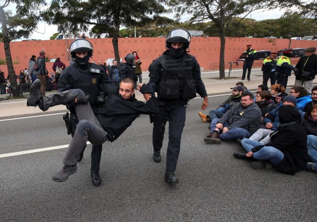 Police remove protestors blocking a ring road in Barcelona during a partial regional strike called by pro-independence parties and labour unions in Barcelona, Spain, November 8, 2017. REUTERS/Albert Gea