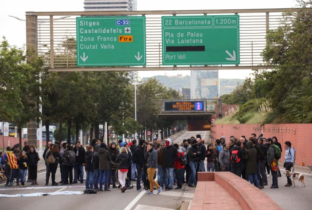 Protestors block a ring road in Barcelona during a partial regional strike called by pro-independence parties and labour unions in Barcelona, Spain, November 8, 2017. REUTERS/Albert Gea