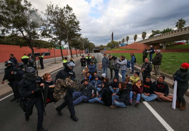 Police remove a protestor who was part of a group of protestors blocking a ring road in Barcelona during a partial regional strike called by pro-independence parties and labour unions in Barcelona, Spain, November 8, 2017. REUTERS/Albert Gea