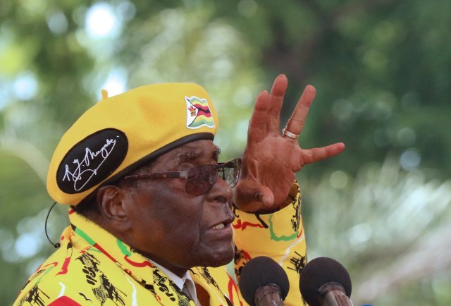 President Robert Mugabe gestures as he addresses a rally in Harare, Zimbabwe, November 8, 2017. REUTERS / Philimon Bulawayo
