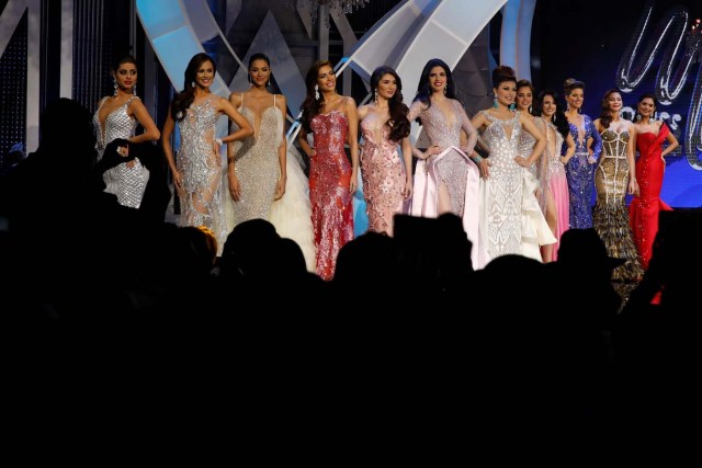 Contestants take part in the evening gown segment of the Miss Venezuela 2017 pageant in Caracas, Venezuela November 9, 2017. REUTERS/Marco Bello