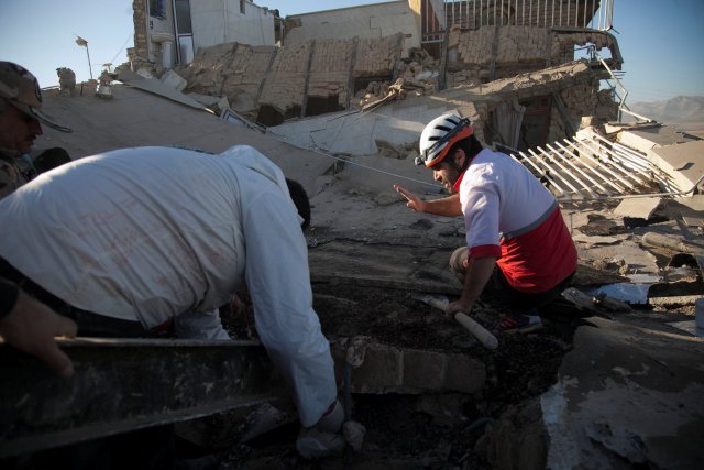 Los trabajadores de rescate buscan víctimas bajo los escombros de un edificio derrumbado tras un terremoto en el condado Sarpol-e Zahab en Kermanshah, Irán, 13 de noviembre de 2017. REUTERS / Tasnim News Agency EDITORES DE ATENCIÓN: ESTA FOTO FUE PROPORCIONADA POR UN TERCERO.