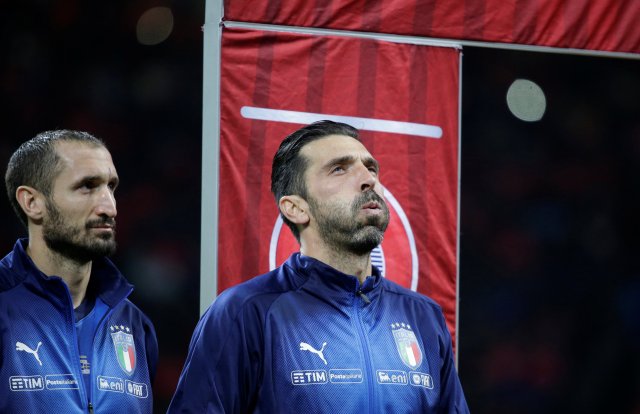 Calificaciones para la Copa Mundial 2018 - Europa - Italia vs Suecia - San Siro, Milán, Italia - 13 de noviembre de 2017 Los italianos Giorgio Chiellini y Gianluigi Buffon se alinean antes del partido REUTERS / Max Rossi