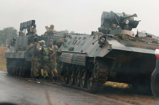 Soldados junto a unos vehículos militares a las afueras de Harare, nov 14,2017. REUTERS/Philimon Bulawayo
