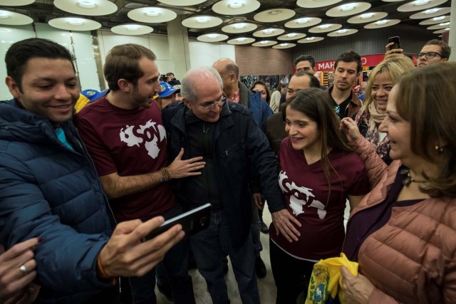 Antonio Ledezma, Venezuelan opposition leader, touches the belly of his pregnant daughter Antonietta upon arriving at Adolfo Suarez Madrid Barajas airport in Madrid, Spain, November 18, 2017. REUTERS/Juan Medina