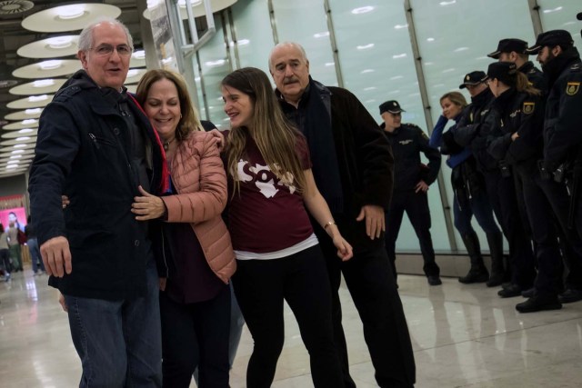 REFILE - CORRECTING TYPO Antonio Ledezma, Venezuelan opposition leader (L), walks with his wife Mitzy Capriles and daughter Antonietta upon arriving at Adolfo Suarez Madrid Barajas airport in Madrid, Spain, November 18, 2017. REUTERS/Juan Medina