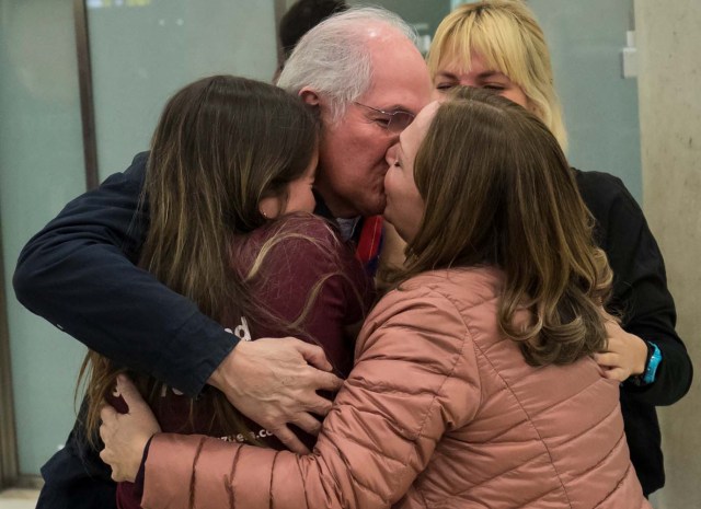 Antonio Ledezma, Venezuelan opposition leader, kisses his wife Mitzy Capriles as he embraces her and his daughter Antonietta upon arriving at Adolfo Suarez Madrid Barajas airport in Madrid, Spain, November 18, 2017. REUTERS/Juan Medina