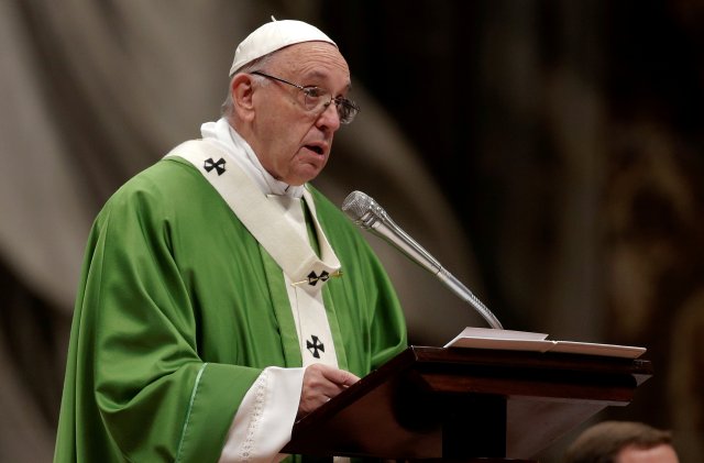 El Papa Francisco habla mientras dirige una misa especial para conmemorar el nuevo Día Mundial de los Pobres en la Basílica de San Pedro en el Vaticano, el 19 de noviembre de 2017. REUTERS / Max Rossi