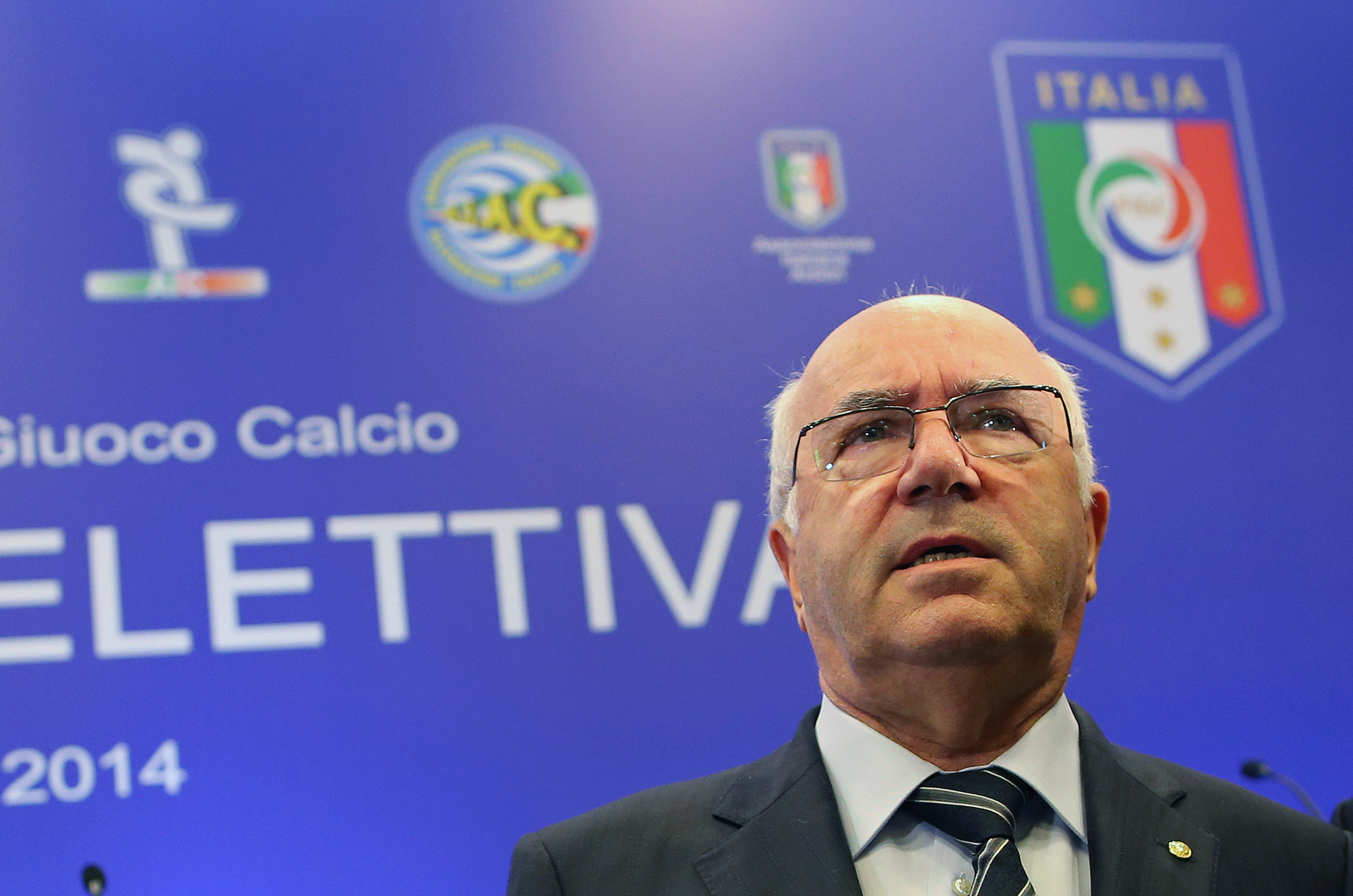 Dimite Carlo Tavecchio, presidente de la Federación Italiana de Fútbol