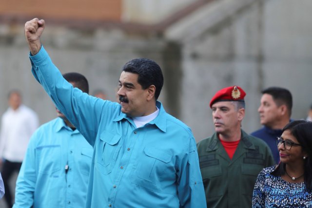 Venezuela's President Nicolas Maduro (C) gestures as he arrives for an event with supporters at Miraflores Palace in Caracas, Venezuela November 22, 2017. Miraflores Palace/Handout via REUTERS ATTENTION EDITORS - THIS PICTURE WAS PROVIDED BY A THIRD PARTY