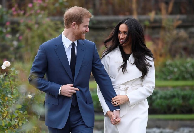 Britain's Prince Harry poses with Meghan Markle in the Sunken Garden of Kensington Palace, London, Britain, November 27, 2017. REUTERS/Toby Melville