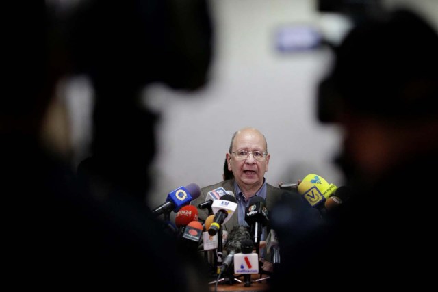 Vicente Diaz, representative of the Venezuelan coalition of opposition parties (MUD) and member of the commission for dialogue between the government and the opposition, speaks with the media during a news conference in Caracas, Venezuela November 29, 2017. REUTERS/Marco Bello