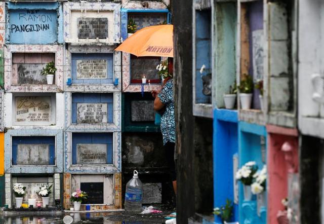 Un ciudadano visita la tumba de un ser querido en el cementerio público de Quezón, al este de Manila, Filipinas, hoy, 1 de noviembre de 2017. Católicos filipinos siguen la tradición y acuden en los cementerios para recordar a sus familiares fallecidos los días 1 y 2 de noviembre, con motivo del Día de Todos los Santos y el Día de Todas las Almas. Las autoridades reforzaron la seguridad en todo el país para garantizar las visitas y detener posibles actividades delictivas. EFE/ROLEX DELA PENA