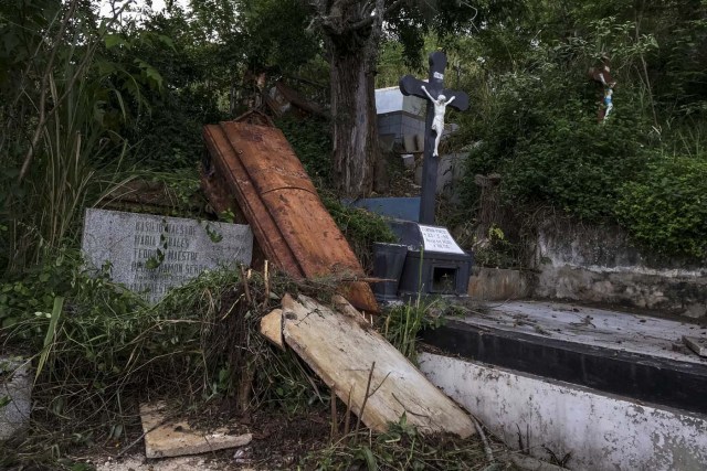 CAR01. CARACAS (VENEZUELA), 01/11/2017.- Vista de un ataúd fuera de una fosa junto a unas lápidas hoy, miércoles 1 de noviembre del 2017, en el Cementerio General del Sur, en Caracas (Venezuela). La capital venezolana celebra este jueves el Día de los Muertos en medio de denuncias de profanación y mal estado de los cementerios, según reseñan hoy medios locales, una fecha en la que tradicionalmente los caraqueños acuden a las necrópolis para llevarle flores a sus muertos. EFE/MIGUEL GUTIERREZ