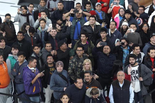 EAG01. (ESTADOS UNIDOS), 03/11/2017.- Cientos de personas aguardan en la cola para adquirir el nuevo iPhone X en Newport Beach, California, EEUU, 3 de noviembre de 2017. El nuevo modelo del iPhone, que conmemora el décimo aniversario del dispositivo inteligente, se puso a la venta hoy, 3 de noviembre, en Estados Unidos y en más de 50 países en todo el mundo. EFE/ Eugene Garcia