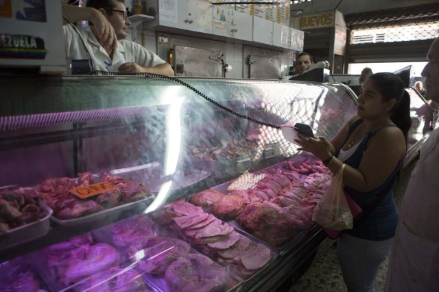 CAR01. CARACAS (VENEZUELA), 03/11/2017.- Fotografía del 2 de noviembre de 2017, de una nevera en un mercado popular de Caracas (Venezuela). La inyección descontrolada de dinero base en el sistema y el dramático descalabro de la producción en los últimos años han llevado a la hiperinflación a Venezuela, cuya economía superó por primera vez en la historia el pasado mes de octubre el umbral del 50 % de inflación que define este fenómeno. "El Gobierno, para poder cubrir sus gastos, lo que hace es crear dinero base", explicó a Efe el economista Henkel García, director de Econométrica, prestigiosa firma de análisis financiero que calculó el mes pasado una inflación del 50,6 % respecto a la registrada en septiembre. EFE/Miguel Gutiérrez