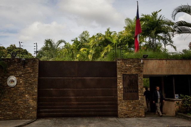 CAR001. CARACAS (VENEZUELA), 05/11/2017.- Vista externa de la Embajada de Chile en Caracas (Venezuela) hoy, domingo 5 de noviembre del 2017. La embajada de Chile en Venezuela recibió este sábado en calidad de huésped al primer vicepresidente del Parlamento, el opositor Freddy Guevara, quien solicitó protección al Gobierno chileno ante "inminentes amenazas a su seguridad" luego de que el Supremo pidiera enjuiciarle y levantarle su inmunidad parlamentaria. El partido del opositor en arresto domiciliario Leopoldo López, Voluntad Popular (VP), agradeció al gobierno de Chile y a su embajador en Caracas, Pedro Ramírez, por recibir Guevara. EFE/Miguel Gutiérrez