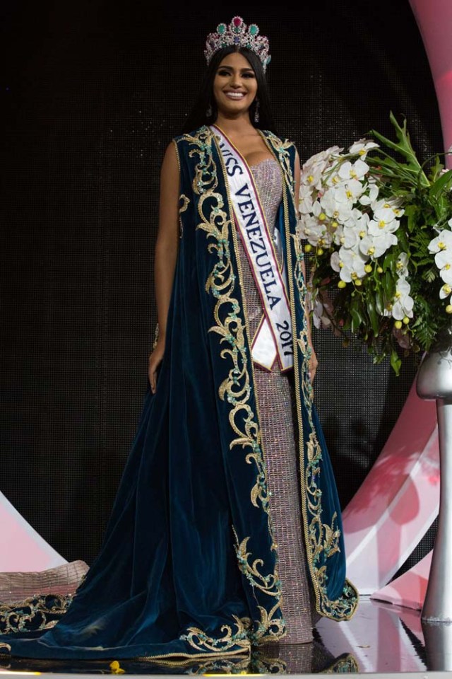 CAR006. CARACAS (VENEZUELA), 09/11/2017. La morena Sthefany Gutiérrez, representante del estado Delta Amacuro (noreste), se corona como la reina del certamen de belleza nacional Miss Venezuela hoy, jueves 09 de noviembre del 2017, en la ciudad de Caracas (Venezuela). Gutiérrez recibió la corona de la también morena Keisy Sayago, que partirá en los próximos días a Estados Unidos para representar al país caribeño en el Miss Universo. EFE/Nathalie Sayago