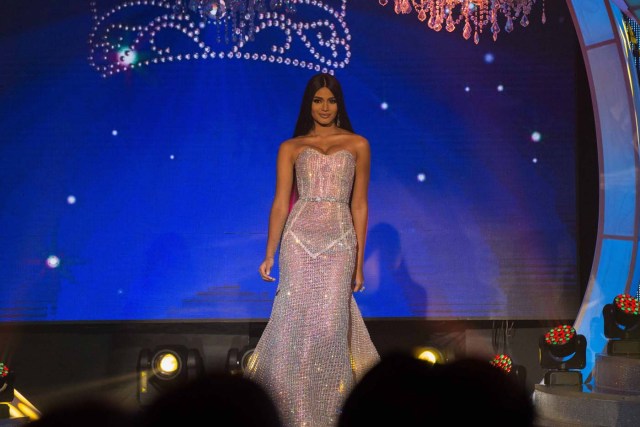 CAR010. CARACAS (VENEZUELA), 09/11/2017. La morena Sthefany Gutiérrez, representante del estado Delta Amacuro (noreste), desfila en traje de gala antes de coronarse como la reina del certamen de belleza nacional Miss Venezuela hoy, jueves 09 de noviembre del 2017, en la ciudad de Caracas (Venezuela). Gutiérrez recibió la corona de la también morena Keisy Sayago, que partirá en los próximos días a Estados Unidos para representar al país caribeño en el Miss Universo. EFE/Nathalie Sayago