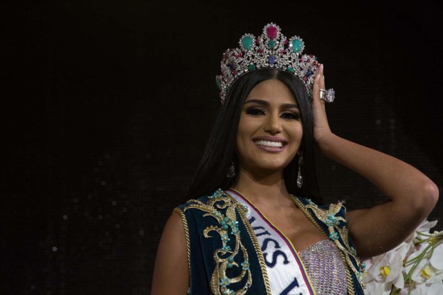 CAR012. CARACAS (VENEZUELA), 09/11/2017. La morena Sthefany Gutiérrez, representante del estado Delta Amacuro (noreste), posa para fotos después de ser coronada como la reina del certamen de belleza nacional Miss Venezuela hoy, jueves 09 de noviembre del 2017, en la ciudad de Caracas (Venezuela). Gutiérrez recibió la corona de la también morena Keisy Sayago, que partirá en los próximos días a Estados Unidos para representar al país caribeño en el Miss Universo. EFE/Nathalie Sayago