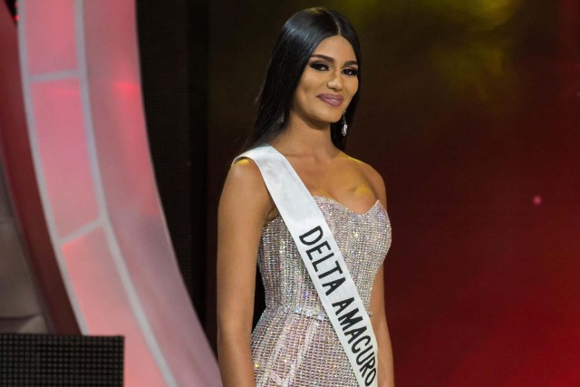 CAR016. CARACAS (VENEZUELA), 09/11/2017. La morena Sthefany Gutiérrez, representante del estado Delta Amacuro (noreste), desfila en traje de gala antes de coronarse como la reina del certamen de belleza nacional Miss Venezuela hoy, jueves 09 de noviembre del 2017, en la ciudad de Caracas (Venezuela). Gutiérrez recibió la corona de la también morena Keisy Sayago, que partirá en los próximos días a Estados Unidos para representar al país caribeño en el Miss Universo. EFE/Nathalie Sayago