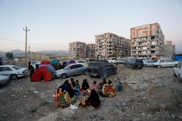 Edificio dañado tras el terremoto de 7,3 grados en la escala Richter registrado anoche en la frontera entre Irán e Irak, en Darbandikhan, cerca de la ciudad de Solimania (Irak) hoy 13 de noviembre de 2017. EFE/ Afan Abdulkhaleq