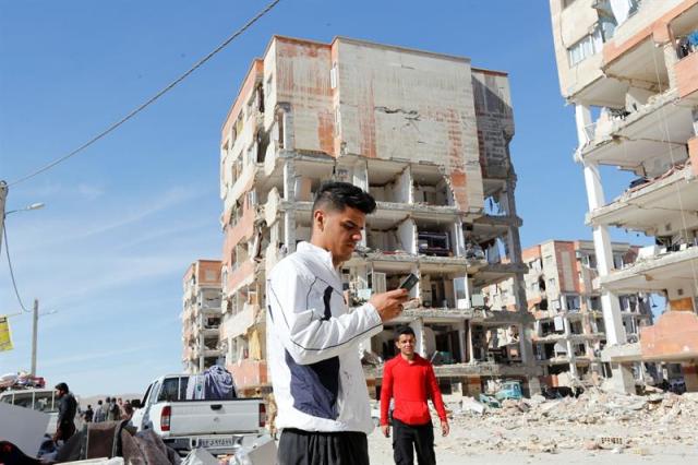 Edificio dañado tras el terremoto de 7,3 grados en la escala Richter registrado anoche en la frontera entre Irán e Irak, en Darbandikhan, cerca de la ciudad de Solimania (Irak) hoy 13 de noviembre de 2017. EFE/ Afan Abdulkhaleq