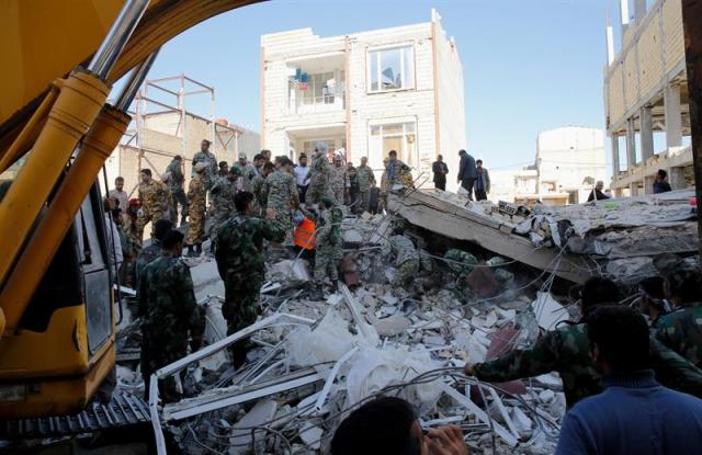 Edificio dañado tras el terremoto de 7,3 grados en la escala Richter registrado anoche en la frontera entre Irán e Irak, en Darbandikhan, cerca de la ciudad de Solimania (Irak) hoy 13 de noviembre de 2017. EFE/ Afan Abdulkhaleq